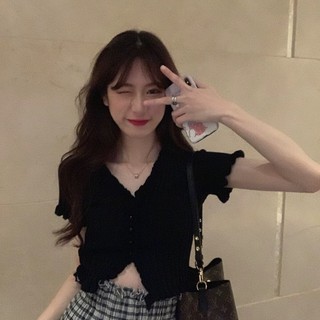 Áo croptop cúc xẻ vạt