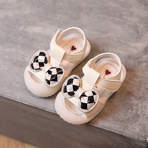 Dép sandal tập đi cho bé dễ thương gắn Nơ caro đen-trắng chống vấp đế chống trơn trượt kiểu dáng Hàn Quốc M887