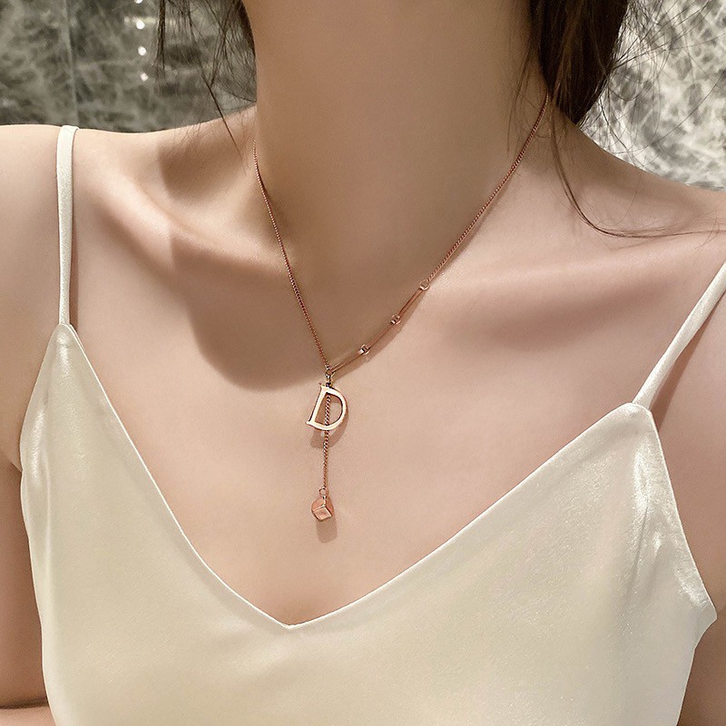 Dây chuyền bằng thép titan mạ vàng hồng 18K hình chữ D/ hình vuông nhỏ phong cách Hàn Quốc Dongdaemun khí chất sáng tạo