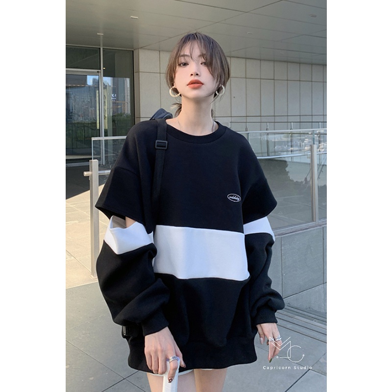 Áo sweater oversize thiết kế đơn giản cách điệu xẻ ở khuỷu tay cá tính phối hai màu đen trắng