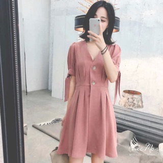 Đầm hồng đậm xếp li tay nơ