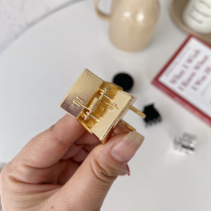 Kẹp Tóc Mini Bằng Kim Loại Hình Cá Mập Tiện Dụng Cho Nữ