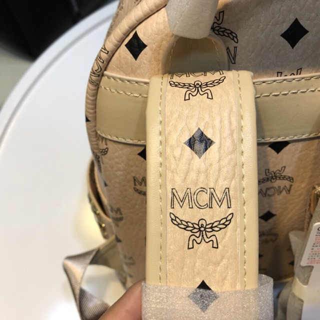 Balom màu kem size trung kèm móc khoá chó