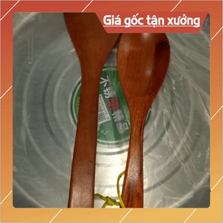 Bộ 2 món muôi + xản gỗ