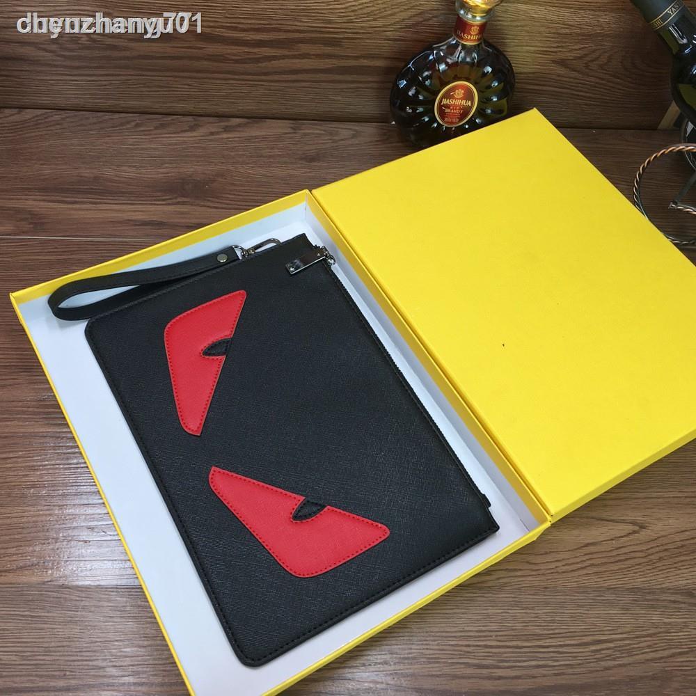 Dạo Phố Túi Ly Hợp Fendi Fendi Crash Túi Ly Hợp Túi Xách Quà Tặng Giáng Sinh Phiên Bản Hàn Quốc Túi Ly Hợp Quái Vật Nhỏ Nam Nữ Túi Phong Bì IPAD Nam