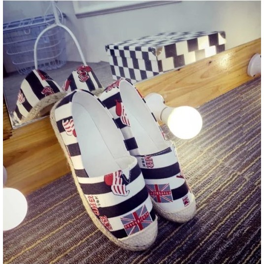 Giày slip on họa tiết