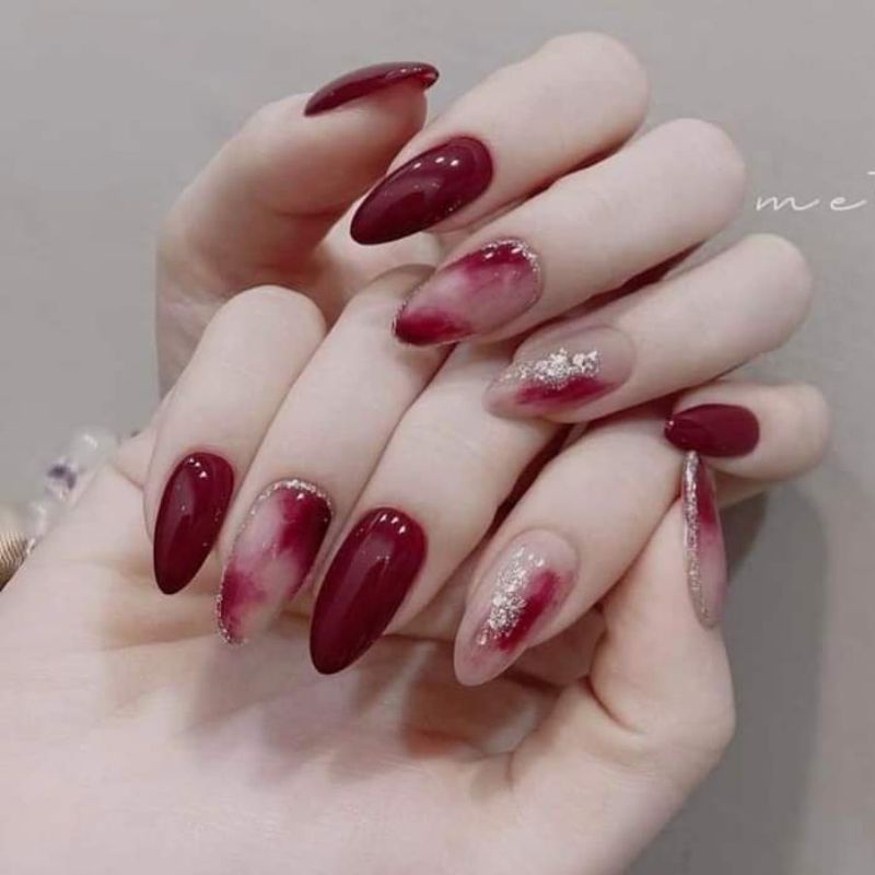 Nail gam đỏ: Không còn là màu sắc cứng nhắc và cổ điển, nail gam đỏ đang trở thành xu hướng thịnh hành trong mùa thu năm