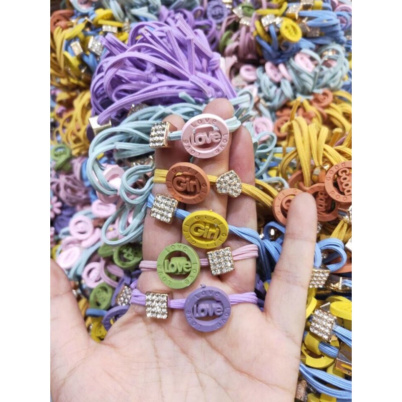 cột tóc hoa cúc, mặt cười, hạt đá tròn (lấy mẫu ngẫu nhiên