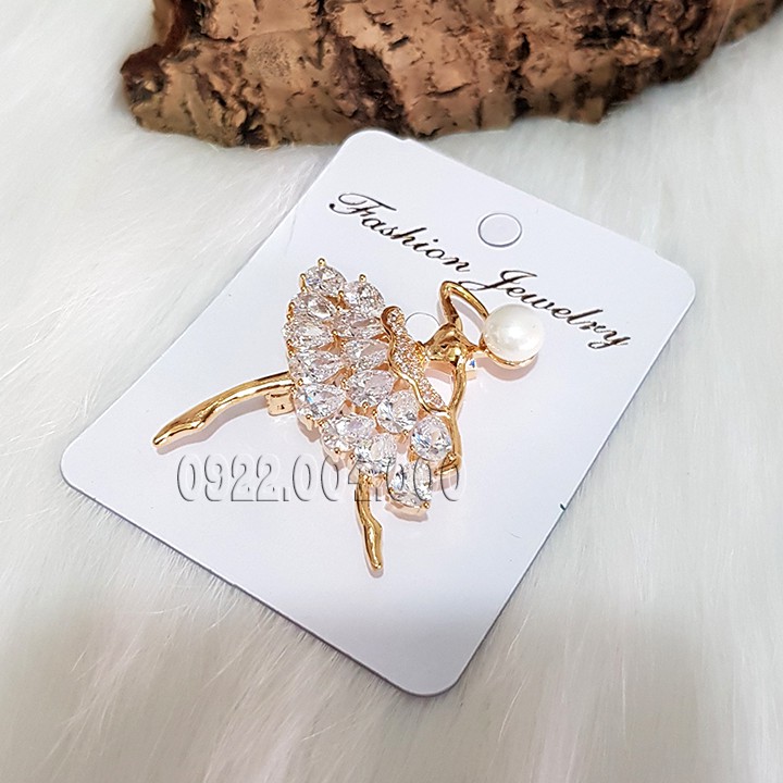 Cài áo cô gái bận đầm CZ1449