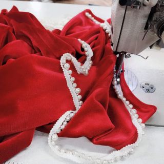 Áo dài nhung đỏ kèm mấn