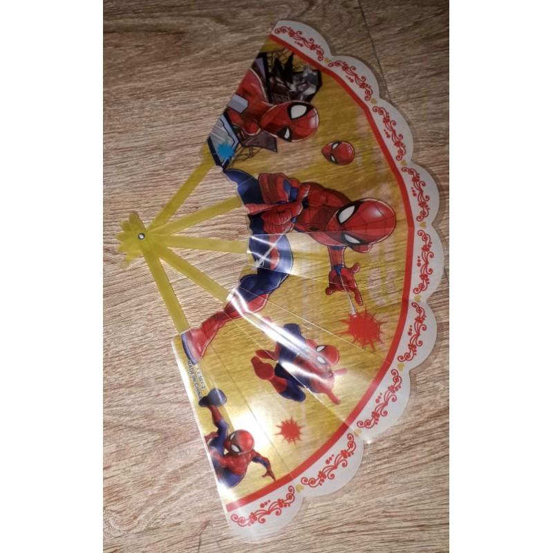 Một chiếc quạt nhựa cầm tay loại lớn dài 20 cm rất đẹp