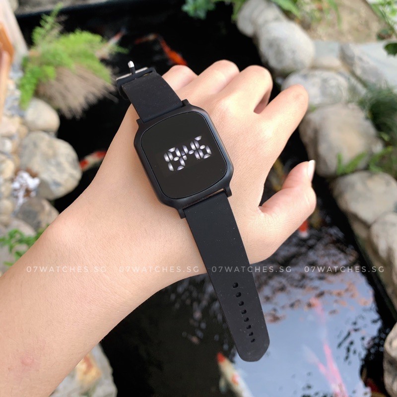 [watches.sg] Đồng hồ thời trang cảm ứng cho nam và nữ dây caosu dẻo mini | BigBuy360 - bigbuy360.vn