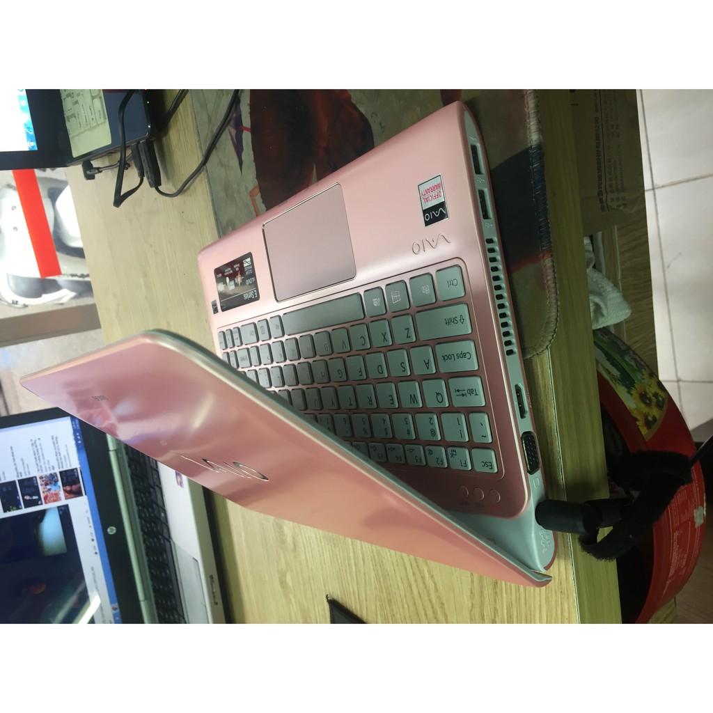 Sang chảnh laptop mini Sony vaio SVE11 màu hồng Ram 4gb HDD 320gb màn 11.6inh cạc rời AMD-7230M Tặng phụ kiện | BigBuy360 - bigbuy360.vn