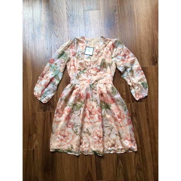 Pass váy hoa mua tại Hinstore còn nguyên tag