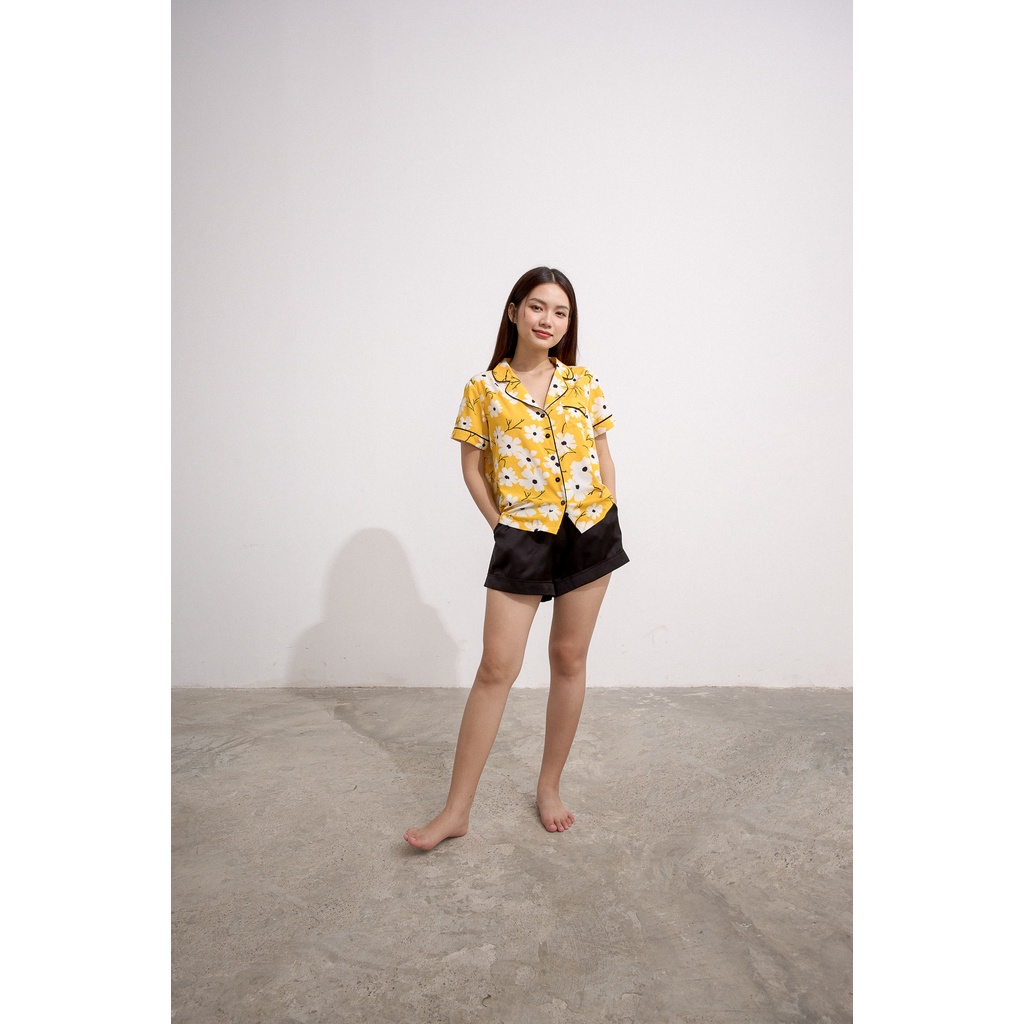 Bộ pyjama Maybi ngắn suông lụa in hoa trắng nền vàng phối quần đen