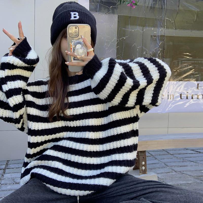 Áo len cổ tròn dáng rộng họa tiết kẻ sọc phong cách trẻ trung cho nữ