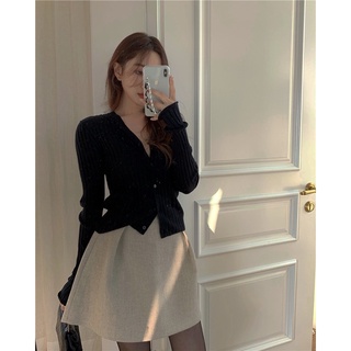Set áo len cổ V kèm chân váy dạ
