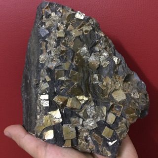 Đá vàng găm tự nhiên