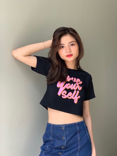 Áo crop in chữ love yourself