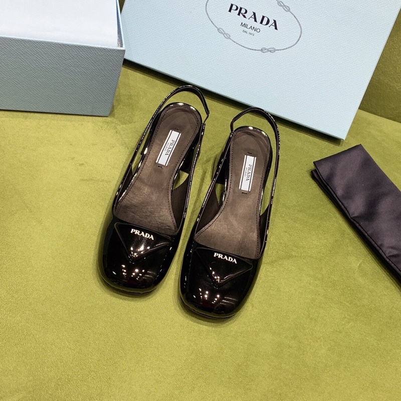 Giày búp bê thời trang nữ Prada chất liệu da sáng bóng có lót da bò đi cực tiểu thư và dễ thương.