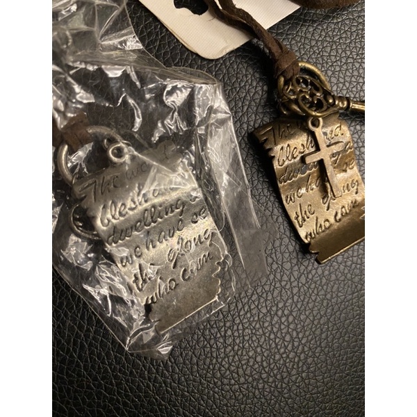 Dây chuyền mặt chữ thập, chìa khoá