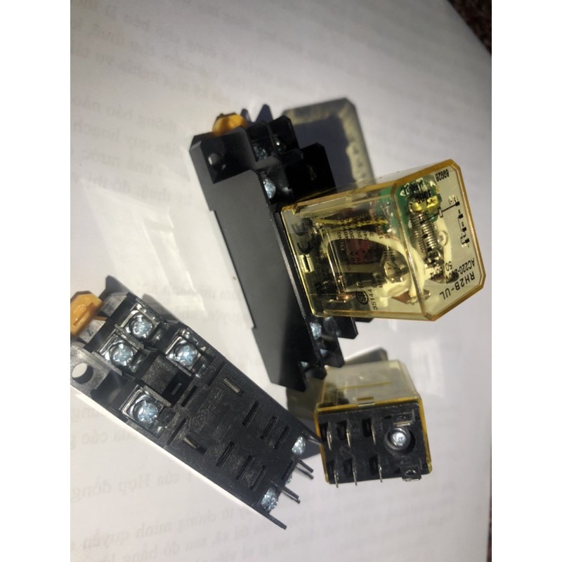 Rơ le trung gian 8 chân to 220V/ 10A/ Idec/ Japan.