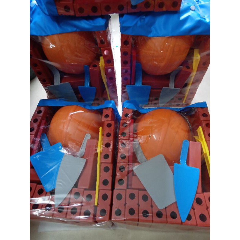 Gạch nhựa góc xây dựng kèm mũ kĩ sư và dụng cụ