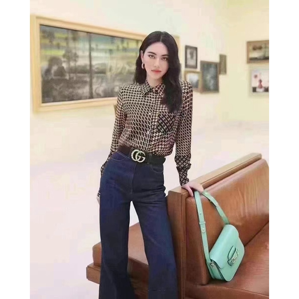 Áo sơ mi cao cấp 𝘾𝙝𝙖𝙣𝙚𝙡 𝘾𝙝𝙖𝙣n𝙚𝙡 CN thiết kế ấn tượng và thanh lịch với họa tiết trang trí logo thương hiệu độc đáo