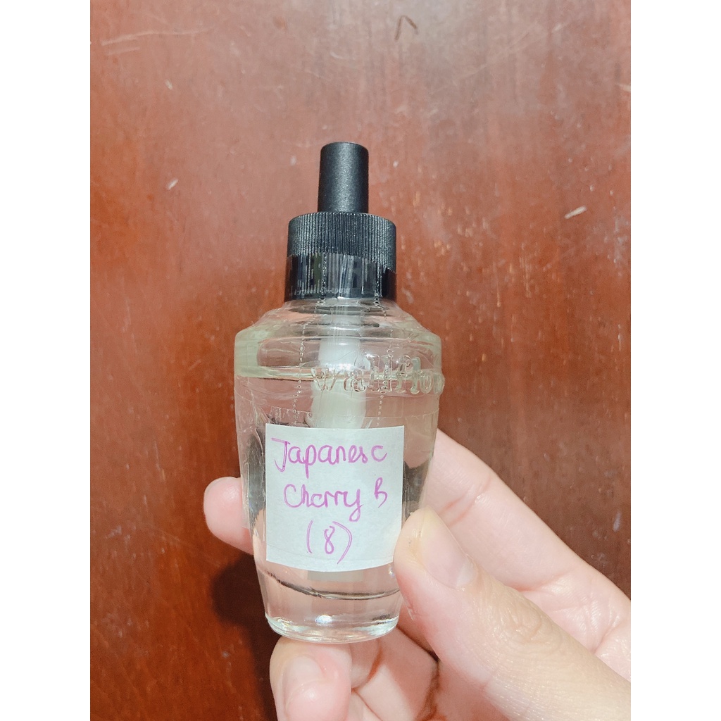 Lỗi chảy nhẹ 1 chai Tinh dầu thơm phòng Bath & Body Works Wallflower Fragrance 24ml Japanese Gingham Lavender Mahogany