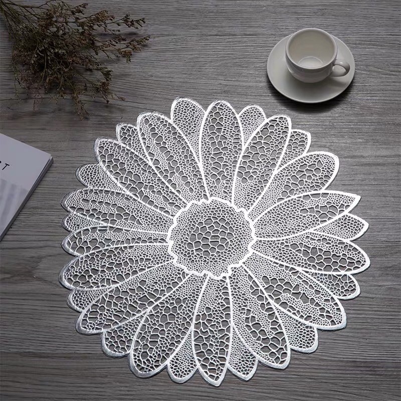 Tấm lót bàn ăn, lót lọ hoa, placemat, nhựa dẻo màu bạc và vàng, đường kính 38cm, xinh, rẻ, tiện lợi