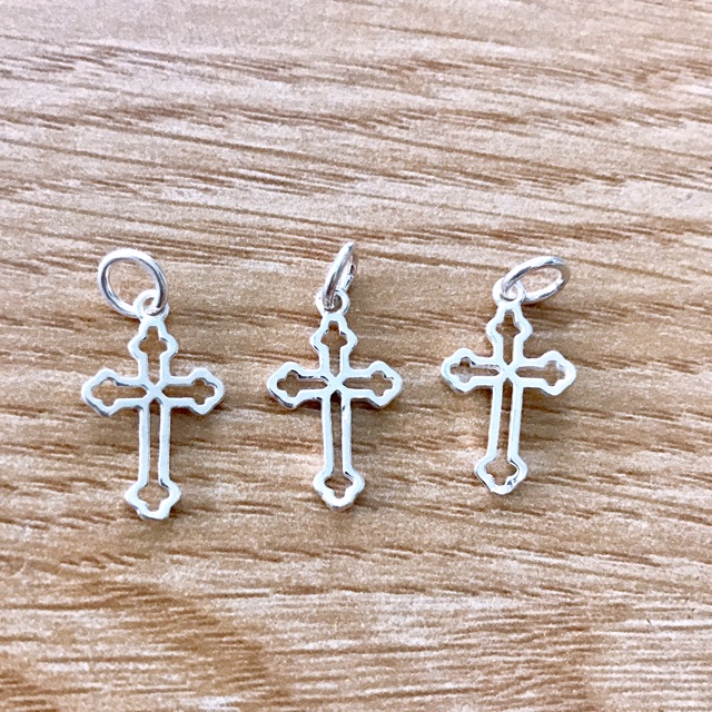 Charm thánh giá bạc treo