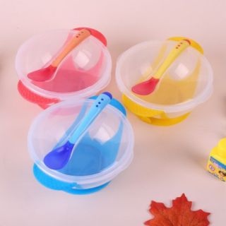 Bát ăn dặm kèm thìa silicon an toàn cho bé.