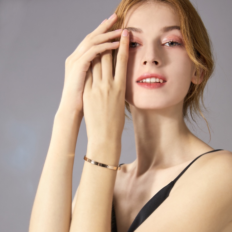 Vòng tay đeo tay dạng mở chỉnh được gắn chữ số La Mã màu vàng đơn giản cho nữ