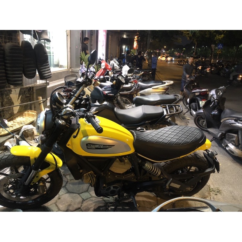 Vỏ da yên Ducati chữ nổi
