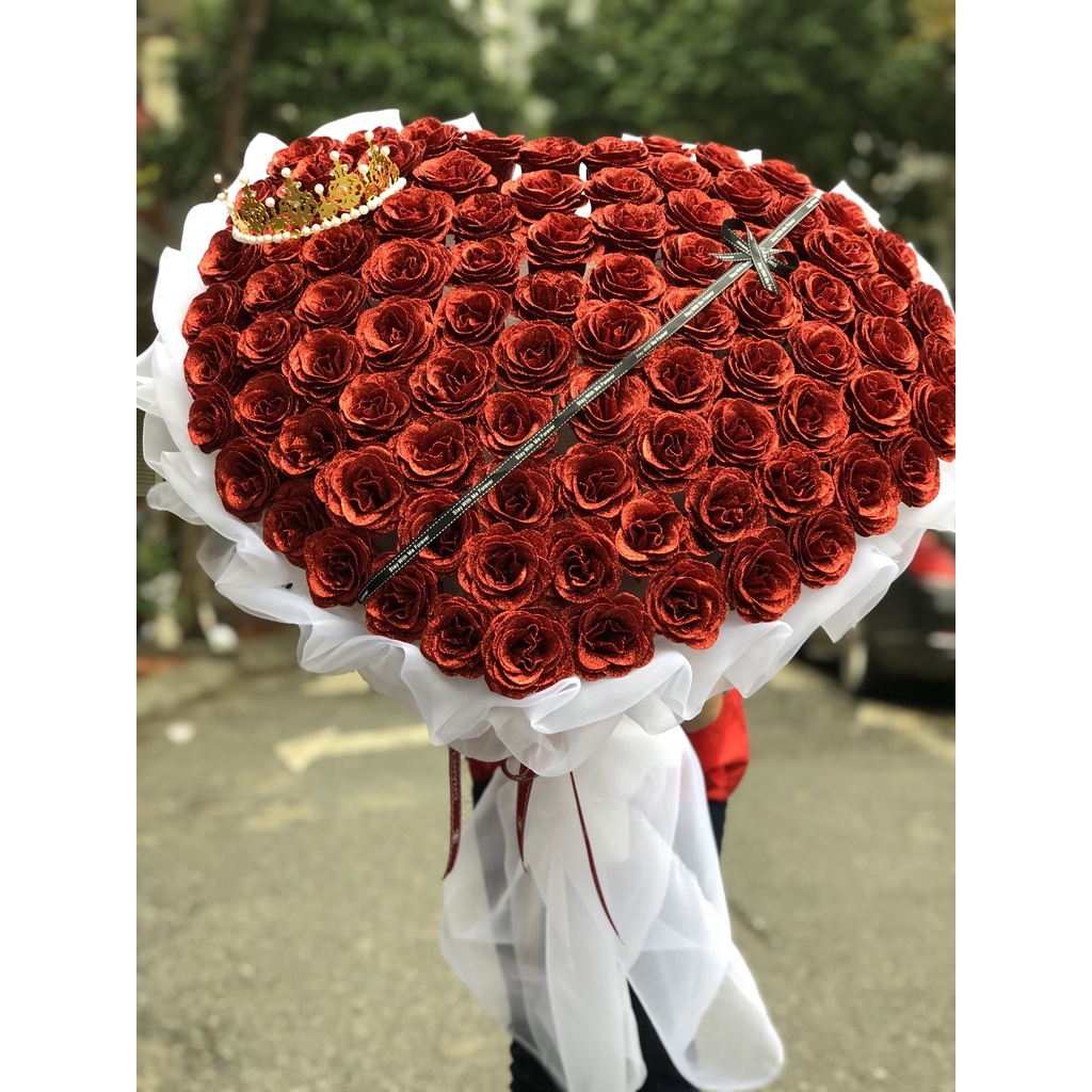 (Giao hỏa tốc ) bó hoa nhũ trái tim 99 bông cao cấp kèm vương miệng sang chảnh , dành tặng 8-3