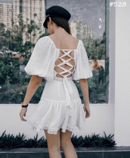 Đầm trắng đan dây lưng