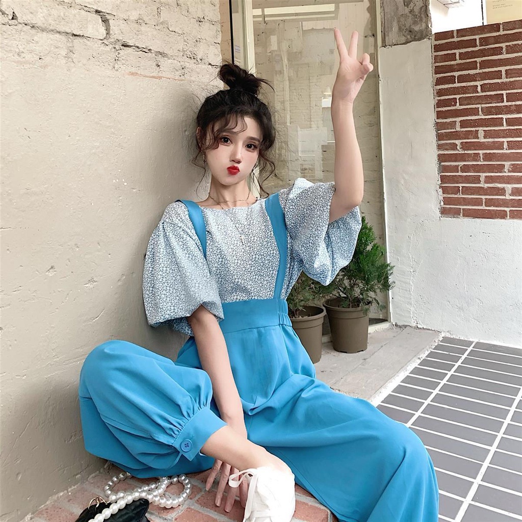 Bộ đồ hai món gồm áo tay phồng họa tiết hoa và quần yếm hai dây thời trang mùa hè 2021 phong cách Hàn Quốc cho bạn nữ