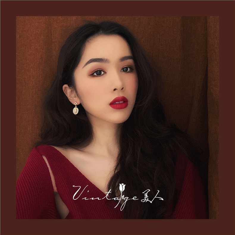 Khuyên tai hình oval đính kim cương độc đáo