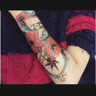 Tatoo hoa hồng và họa tiết