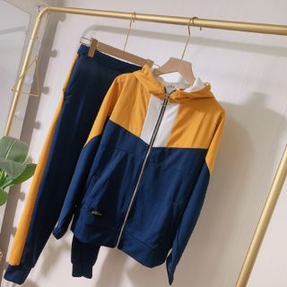 Bộ thể thao khoá phối màu vàng