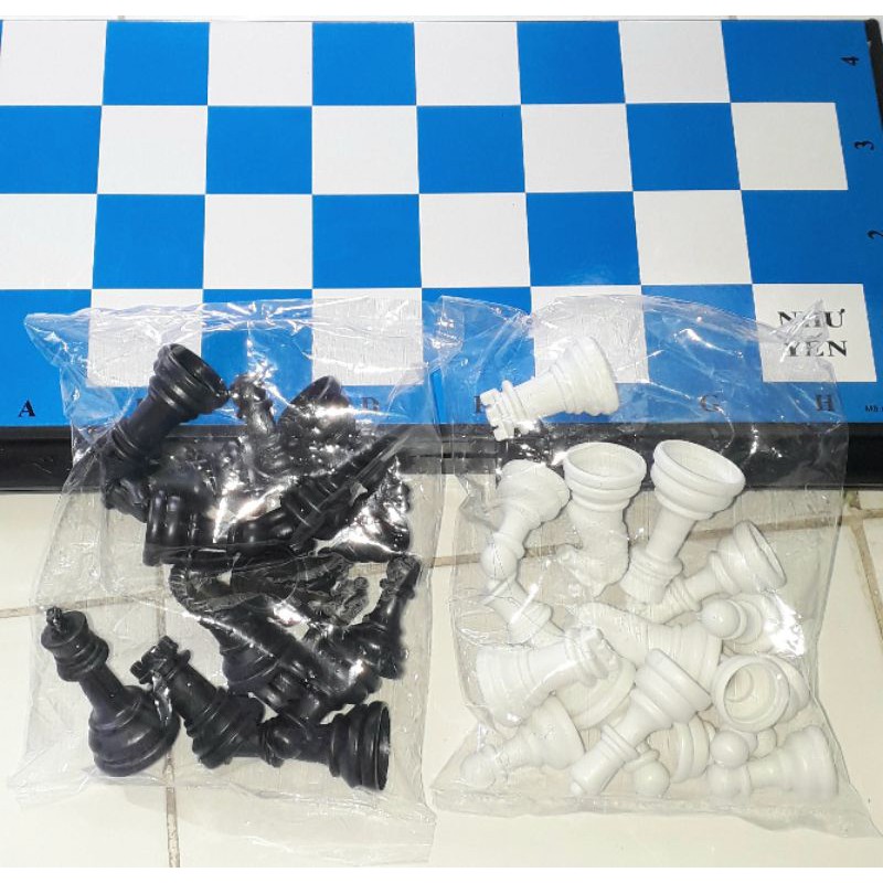 Một bộ trò chơi Cờ Vua có bàn chơi bằng nhựa kích thước 30x30cm