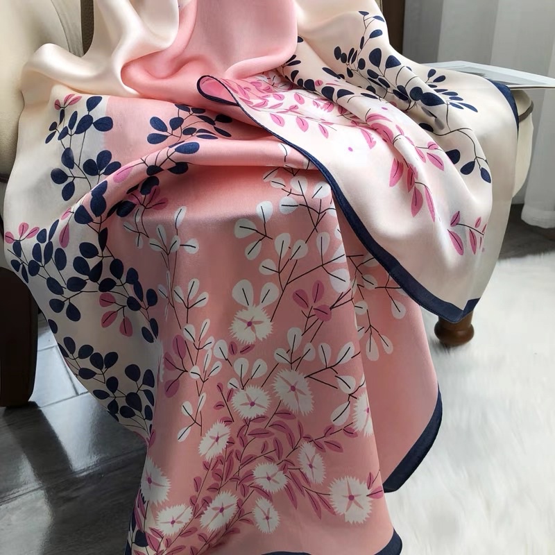 Khăn Lụa Dài Cao Cấp Hoạ Tiết Hồng Phấn Phối Hoa Nhí Nhẹ Nhàng Tinh Tế