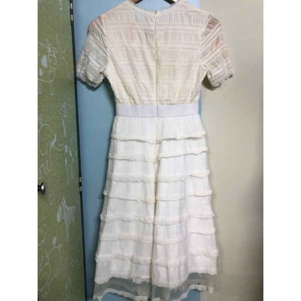 Đầm ren trắng nhiều tầng-thanh lý