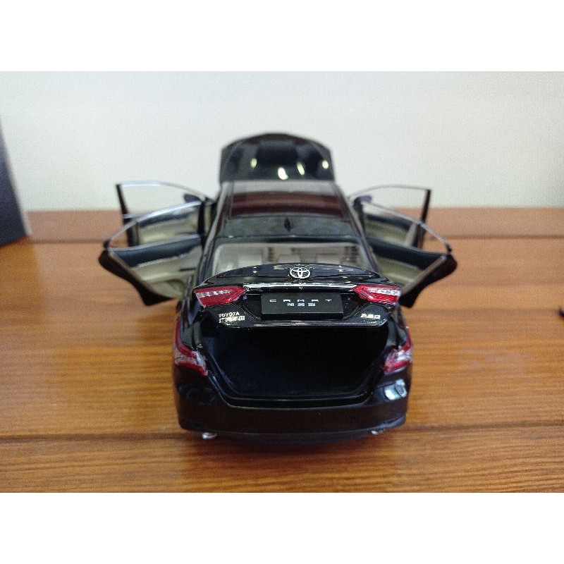 Mô hình xe Toyota Camry 2019 tỉ lệ 1:18!