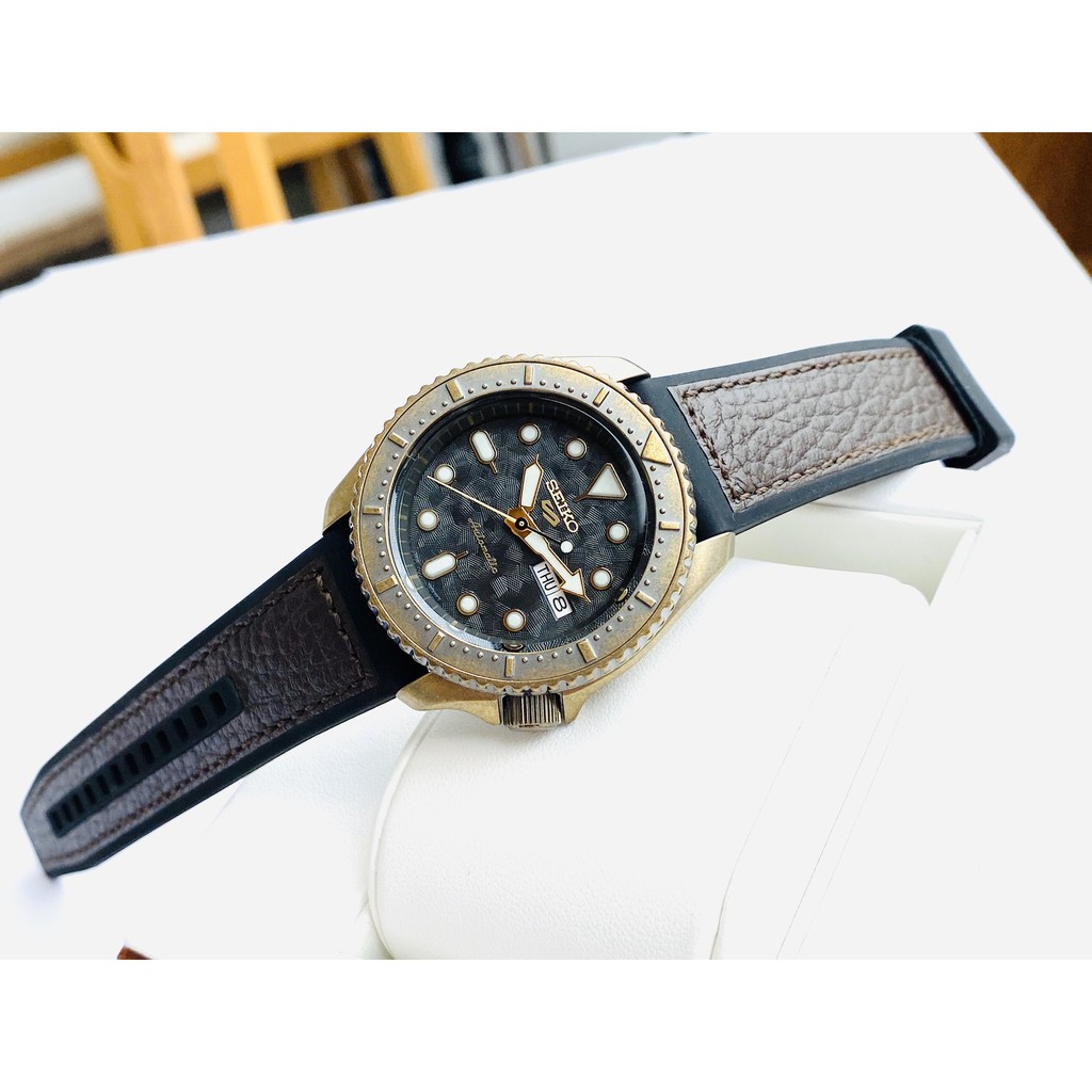 Đồng hồ Nam Seiko 5 Sports SRPE80K1 Mặt đen trải vân,Lịch thứ ngày,Vòng Bezel-Máy cơ-Dây cao su mix da-Size 42mm