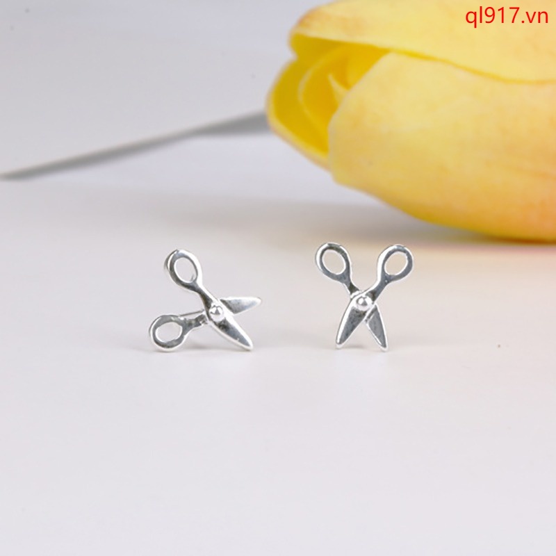 Khuyên tai hình kéo mạ bạc