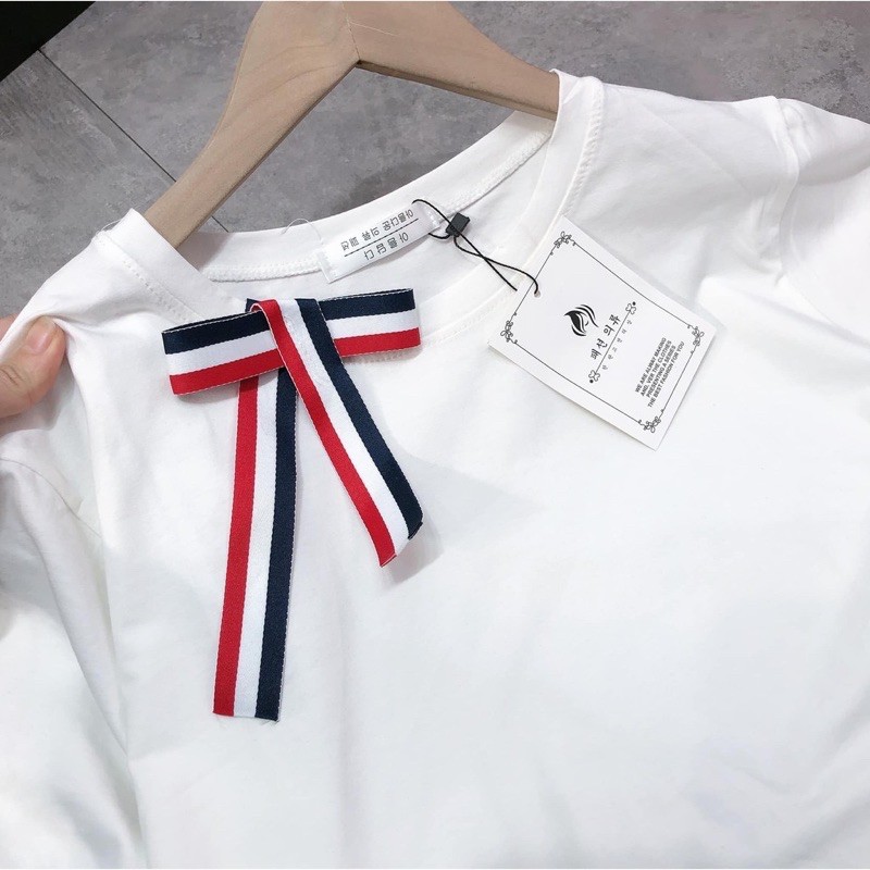 Áo thun nơ đỏ lệch 1 bên