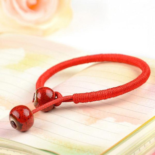 Vòng Tay Gốm Chỉ Đỏ Phối Gốm May Mắn