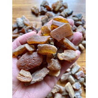 hổ phách cục thô.