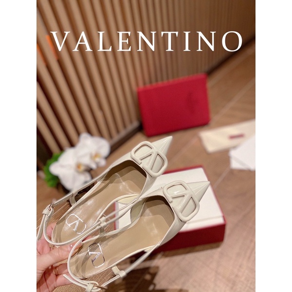 Giày cao gót mũi nhọn gót cao 8cm khoét eo màu trơn thương hiệu Valentino da thật cao cấp da mềm